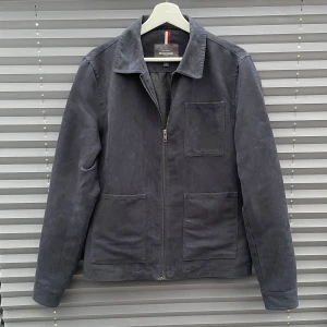 Dressmann Overshirt - Stilren mörkgrå overshirt från Dressmann med rak passform, dragkedja framtill och tre fickor. Perfekt för lager-på-lager och enkel att matcha till de mesta. Kom dm vid minsta fråga eller fundering och ♦️kom gärna med bud! ♦️