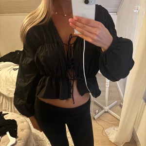 Svart Blus - Så fin blus från Gina som tyvärr inte kommer till användning. Har endast testat den och tyvärr tagit bort prislappen. Kom priv för frågor mm💛