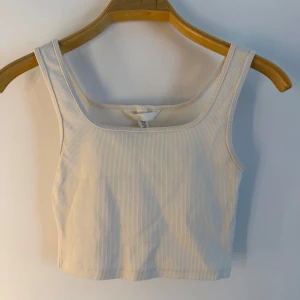 Ribbat linne  - Vit ribbad crop top med fyrkantig halsringning och breda axelband. Storlek XS