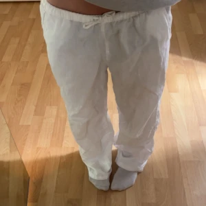 Vita linnebyxor från Kappahl - Säljer ett par vita linnebyxor från Kappahl i storlek 158. Byxorna har resår och snörning i midjan för skön passform och är raka i modellen. Perfekta för chill dagar eller när du vill ha en luftig och enkel stil💓aldrig använda och mycket bra skick