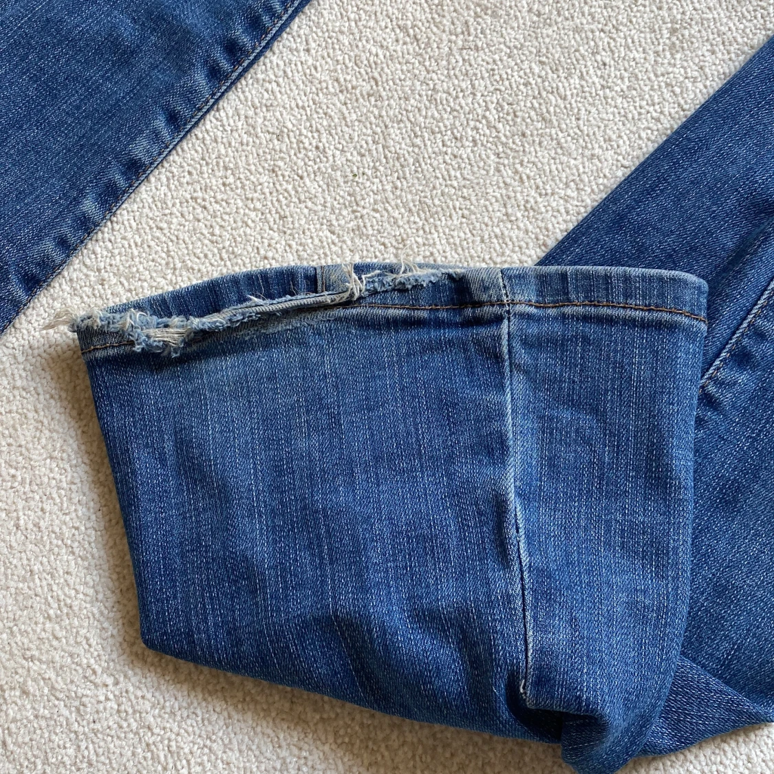 Blå low flare jeans med slitna benslut - 1