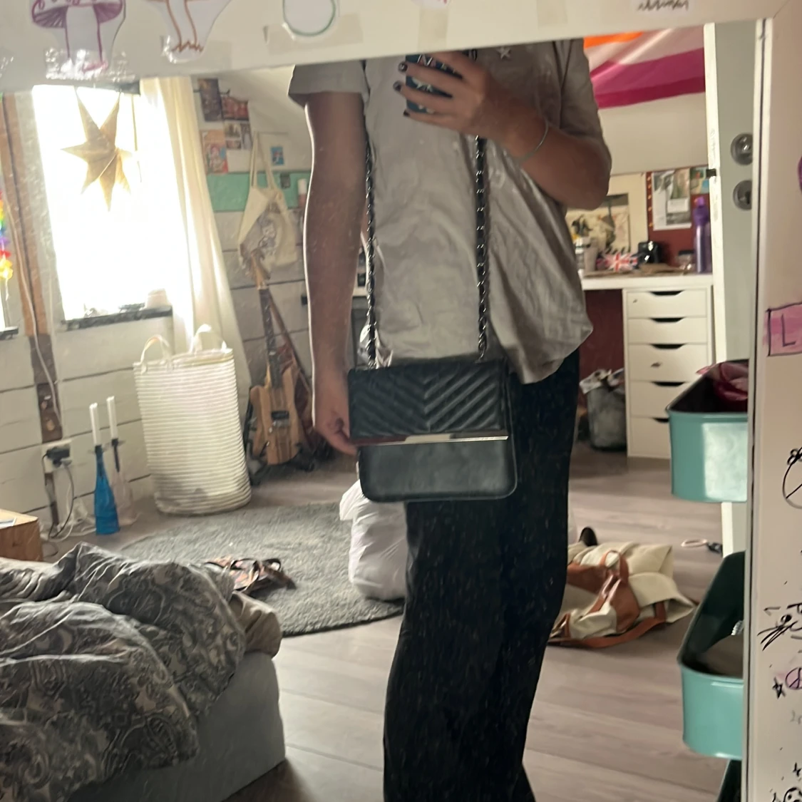 Svart quiltad axelväska med kedja - 4