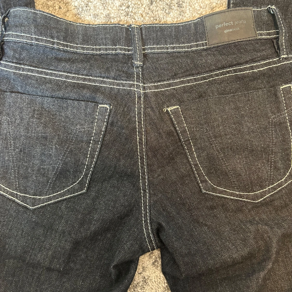 Svarta bootcut jeans från Gina Tricot - 2