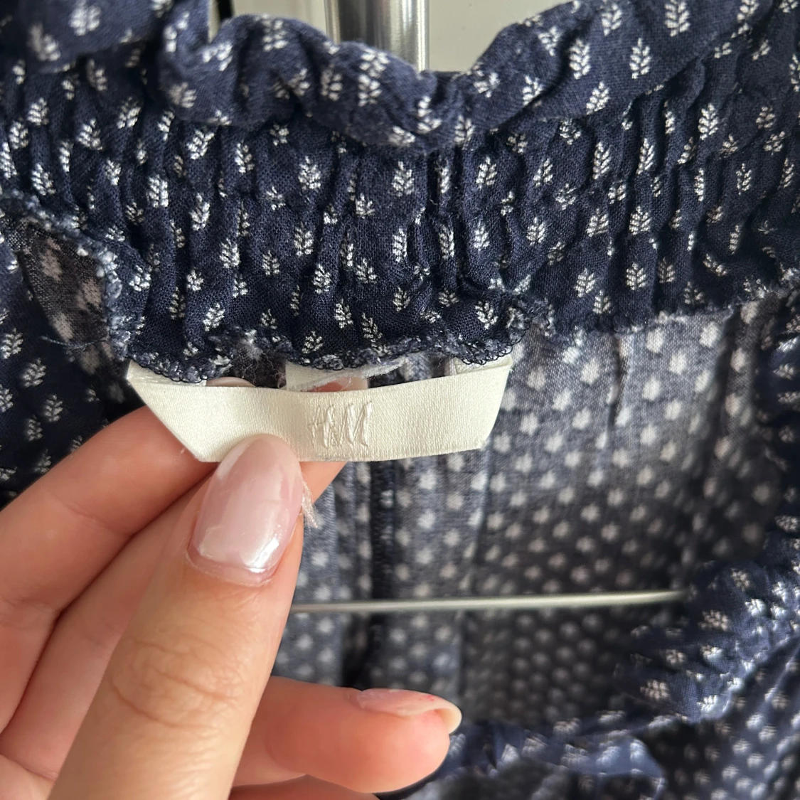 Mörkblå prickig klänning från H&M - 1