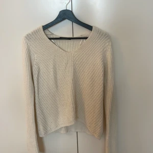 Beige stickad tröja Gina Tricot XS - Säljer en beige/vit stickad tröja från Gina Tricot i storlek XS. Tröjan har en rund halsringning och långärmade ärmar. Den är ribbstickad och har en mjuk, lite loose passform som är perfekt för chill dagar. Enkel och stilren design som funkar till många olika looks. Tröjan är lite nopprig men annars inga fel!