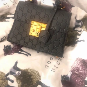 Fin svart väska - Svart väska med en lite skada därav priset, den är lite sliten, axelband till väskan följer med