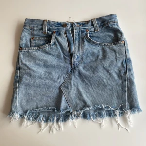 Levi's jeanskjol - Levi’s jeans kjol, sjukt fin💞