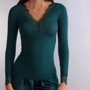 Intimissimi tröja - Snygg mörkgrön långärmad topp med v-ringning och spetsdetaljer vid halsringning och ärmslut. Finns inga tecken på användning och i toppen skick skicka bara för bilder på hur den ser ut och andra funderingar 🤗