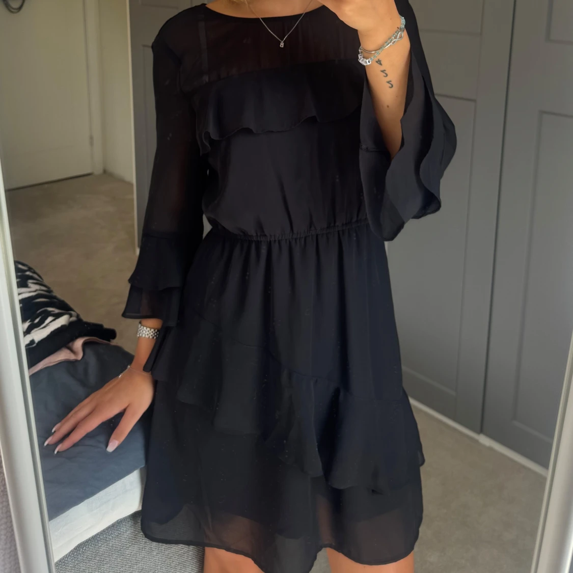 Svart volangklänning med trekvartsärm - 1