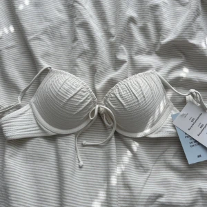 Helt ny vit bikini från H&M - Så fin vit bikinitopp från hm!🥰 den är helt ny med prislappar kvar aldrig använt!😍 storlek 70B! Säljer då den inte passar. Hör av dig vid frågor☀️