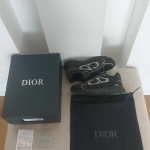 Svarta Dior B30 - Svarta med lite vitt Dior b30, använda endast 1 gång!  Skorna kommer med box och allt som är med i bilden! Pris kan alltid diskuteras!