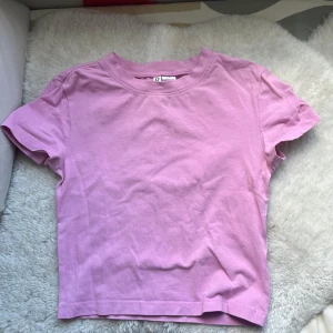 Ljusrosa t-shirt från H&M Divided - Enkel och snygg ljusrosa t-shirt från H&M Divided. Modellen är klassisk med rund halsringning och korta ärmar. Mer bilder kan fixas💕