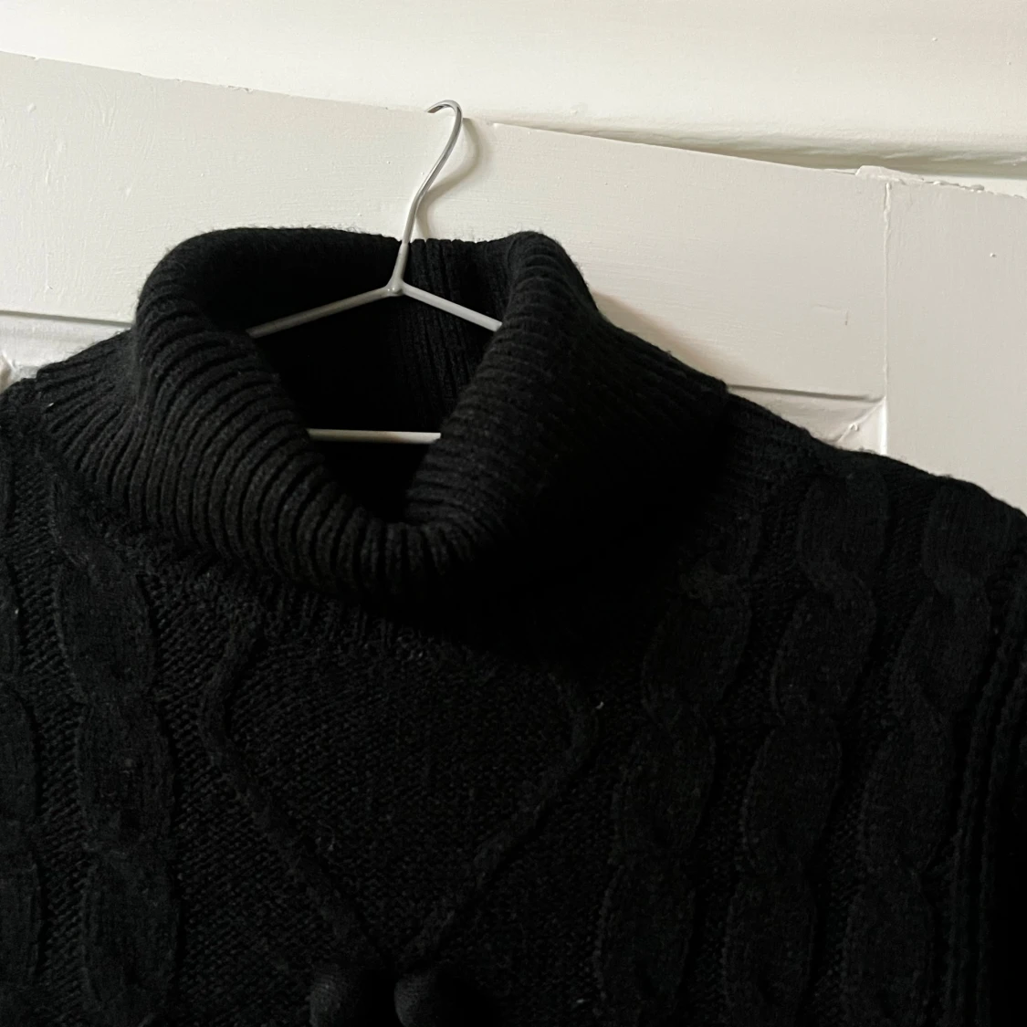 Svart polotröja med kabelstickning Boohoo - 2