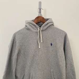 Grå hoodie från Polo Ralph Lauren - Säljer nu min grå hoodie från Polo Ralph Lauren. Den är enbart använd fåtal gånger och därmed i väldigt bra skick. Hoodien är i storlek S men fungerar bra för både S & M. Modellen på bilden är 184 cm lång. Hör gärna av dig vid eventuella frågor och intresse. //Lucas 