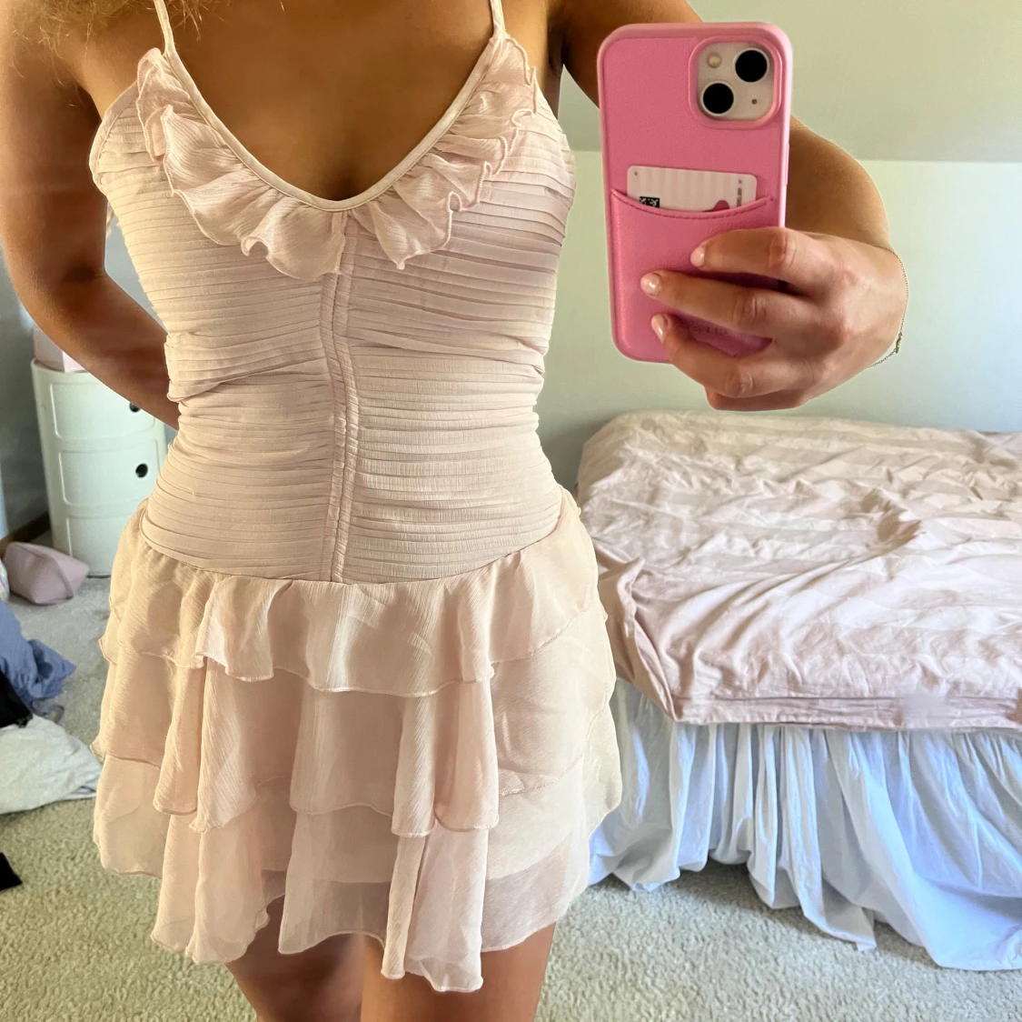 Ljusrosa volangklänning med smala axelband