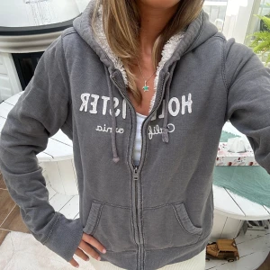 Hollister zip med foder - En zip med foder från Hollister i storlek L. Kan upplevas mindre i storlek pga figursydd fit. Tröjan bedöms vara använd men fortfarande i gott skick. Jag skickar inom 24h. Se liknande zip i min profil! E89