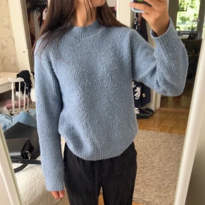Blå stickad tröja från H&M - Mysig blå stickad tröja från H&M i storlek XS, super skön och lagom varm till höst och vinter!