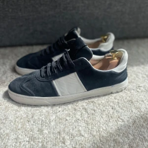 Valentino flycrew - Säljer nu dessa Valentino flycrews. Färgen är mörkblå. Skorna kommer med original dustbag och kort. Garanterad äkthet. Storlek 42-43.  Två nitar av. Skickar med extra nitar. Säljs utan innersulor, även hälen i skon är sliten. Hör av dig vid eventuella frågor.