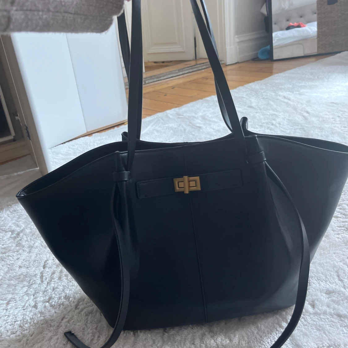 Svart axelväska i skinn med gulddetalj - 1