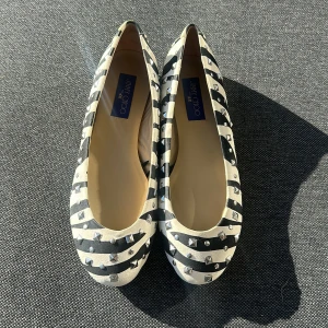 Zebramönstrade ballerinaskor Jimmy Choo - svartvitt zebramönster och coola silverfärgade nitar. Skorna har rund tå och platt sula. Designer Jimmy Choo i skinn🖤hade sparat kvar dom visst de inte var för små för mig. Använda 1 gång. Se bilder 🫶😉Jimmy Choo ballerina 🩰 