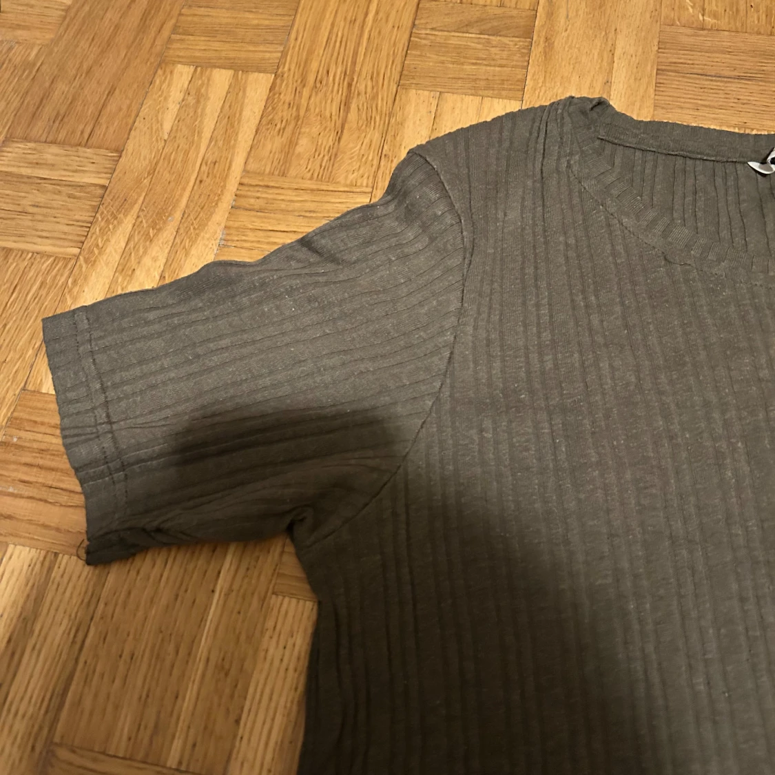 Olivgrön ribbad t-shirt från Brave Soul - 1