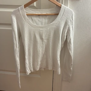 Vit ribbad långärmad tröja - Säljer en vit långärmad tröja från gina tricot med ribbad struktur och rundad halsringning. Tröjan har en slim passform och är tillverkad i mjuk bomull, perfekt för dig som gillar stilrena och enkla plagg. Passar till jeans eller kjol och är superenkel att matcha.