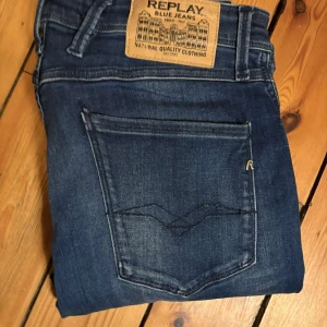 Replay Anbass - Säljer ett par replay anbass jeans, då jag inte passar dom nå mer. Dom är använda ett få tal gånger!                Storlek är 33/32 och skick 9/10