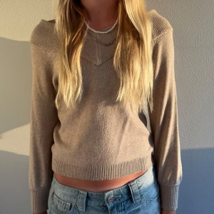 Beige stickad tröja med ribbade detaljer - Stilren stickad tröja i beige med ribbade detaljer. Jacqueline de Yong, storlek XS, mycket bra skick. Nypris 329 kr – trendig och tidlös, säljes för 200 kr! 💖💖