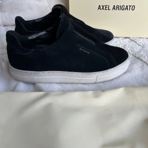 Axel arigato skor - Säljer dessa arigato skor i storlek 41. Skick 8/10| hör av er om ni har mer frågor eller funderingar 