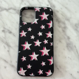 Svart mobilskal med rosa stjärnor - Snyggt svart mobilskal med massor av rosa och vita stjärnor i olika storlekar. Skalet har en matt finish och täcker kanterna på mobilen för extra skydd. Perfekt för dig som vill ha en cool och lekfull look på mobilen.