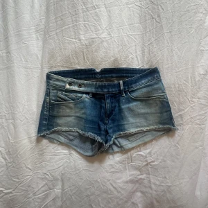 Blå jeansshorts från Diesel - Supersnygga blå jeansshorts från Diesel med låg midja i storlek 25