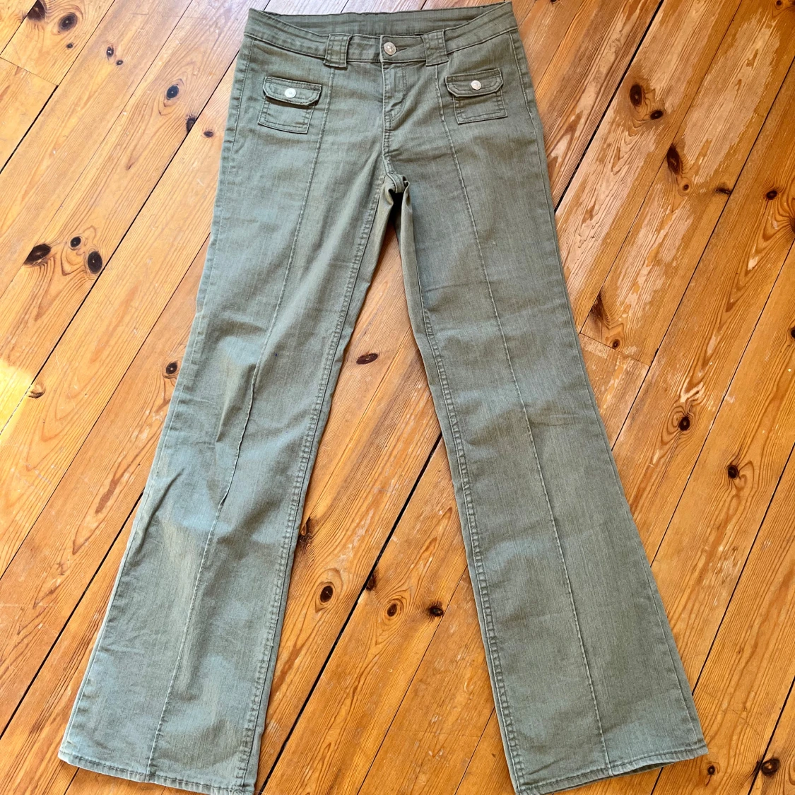 Olivgröna bootcut byxor med fickor - 2