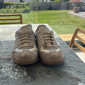 Vita Oliver Cabell gats - Snygga vita gats från Oliver Cabell, dom är i hyfsat bra skick och inget är trasigt på dom. Dom är i storlek 44 men passar även storlek 43 