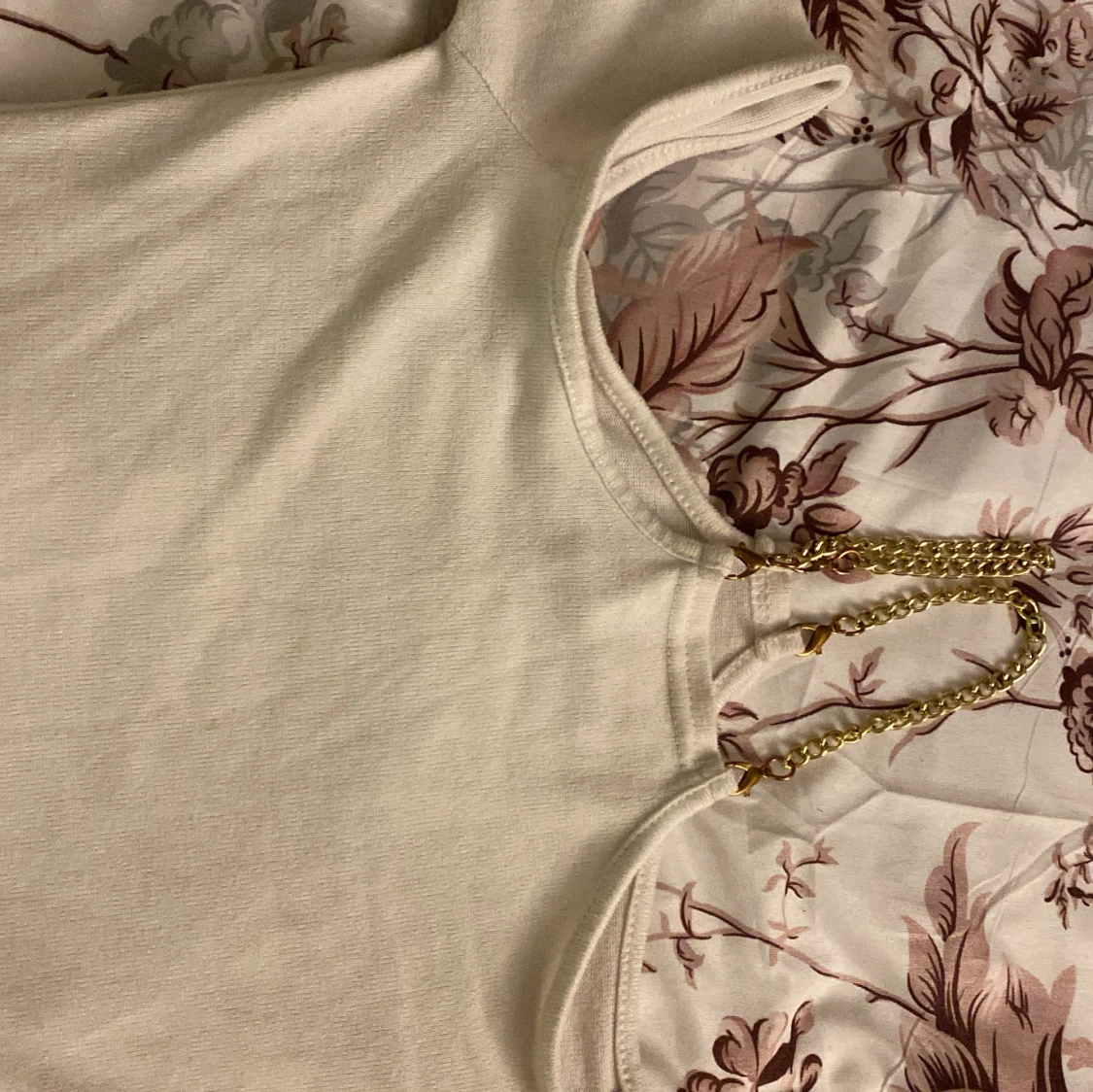 Offshoulder topp med guldkedjor - 1