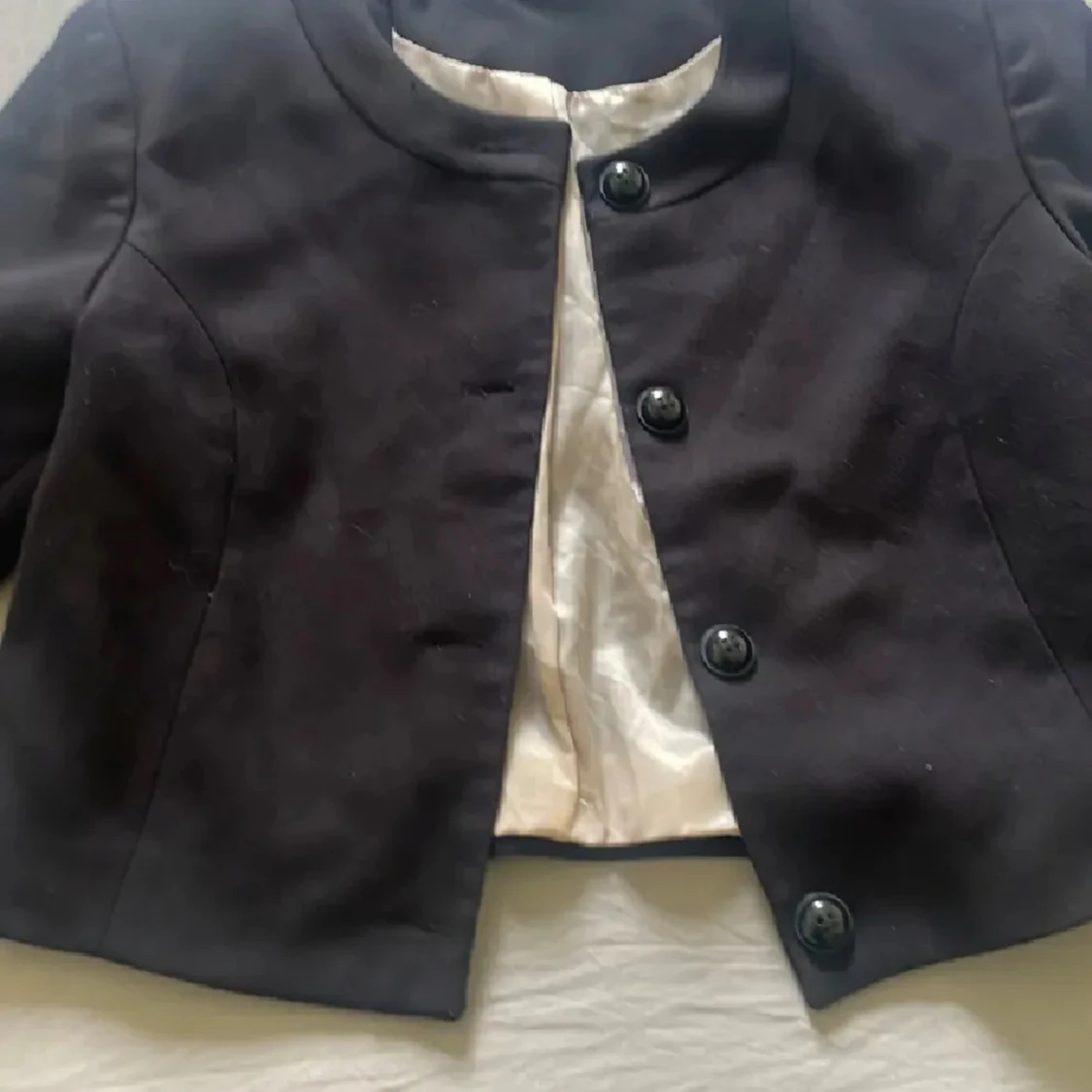 Svart croppad  kavaj med knappar - 2