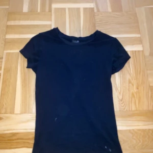 Svart t-shirt från Gina Tricot XS - En enkel svart t-shirt från Gina Tricot i storlek XS.