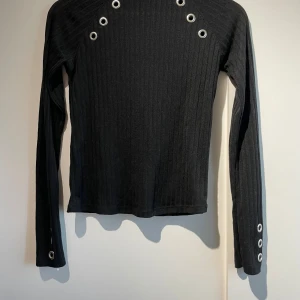 Svart ribbad långärmad tröja - Snygg tröja som är i gott skick💞