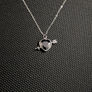 Minimalist Black Heart Arrow Necklace - Kedjelängd: 40 + 5 cm. Hängets diameter: 1 cm. Tillverkad i rost- och nickel-fritt stainless steel