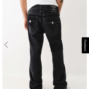 Svarta jeans från True Religion - Säljer dessa SN Flap Slim Flare från True Religion, köpta i december 2024 . använda ett fåtal gånger säljes på grund av att de var för stora. Skulle säga att jeansen passar såväl för tjejer, det beror såklart vad man har för preferenser hur de ska sitta på kroppen, 🙌🙌