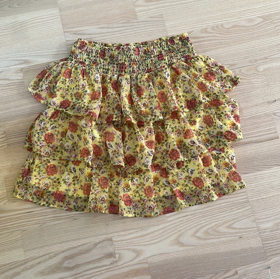 Blommig volangkjol i gult och rött