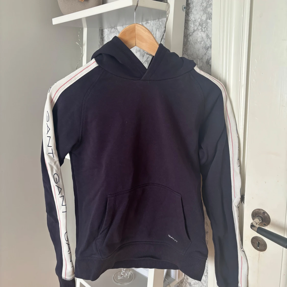 Marinblå hoodie från GANT med logoband