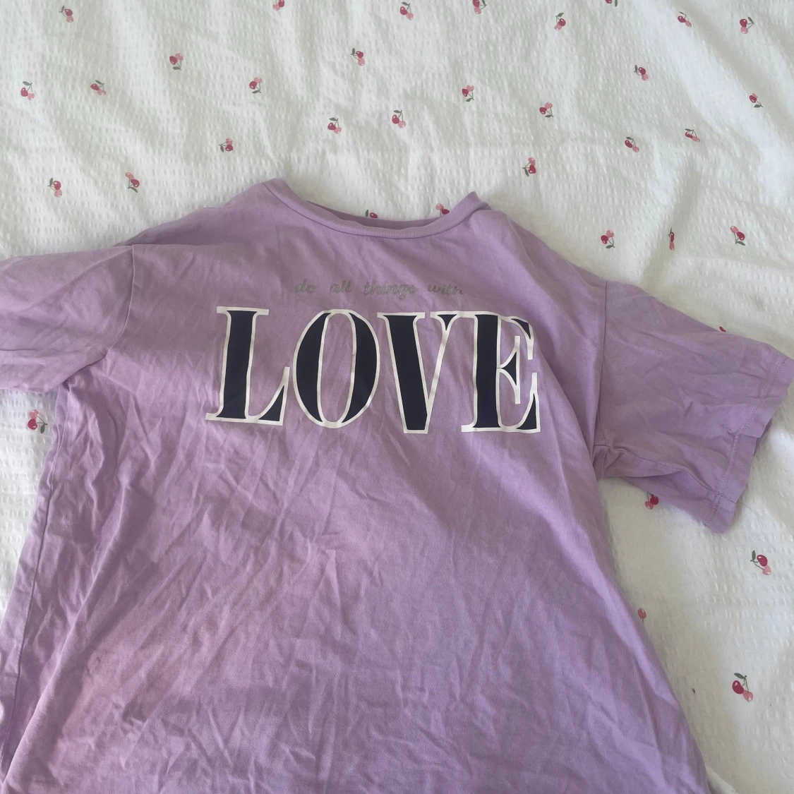 Lila t-shirt med LOVE-tryck från H&M