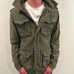 Field jacka - Tjena, säljer nu denna riktigt snygga field jacka som är perfekt till sommaren, skicket är 9/10 och storleken är M, vid minsta lilla fundering så är det bara att höra av sig