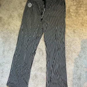 Controlled Insanity Byxor Golden Era XXL - Schyssta byxor från märket Controlled Insanity. Dessa är limiterade och säljs ej längre. Använd ett fåtal gånger. Betala ca 1300kr för dessa.