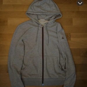 Moncler  zip hoddie  - Säljer tröjan då den inte passar mig längre storlek m på tröjan med passar också S 