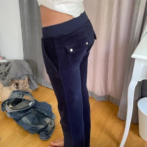 Juicy couture mörkblå - Säljer ett par mörkblå juicy couture byxor då de är för små för mig! De är lite sönder vid  fickan och en silver plupp saknas på justeringsbanden men inget man riktigt tänker på.