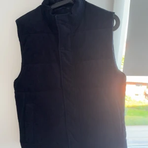 Manchesterväst - En riktigt snygg väst i Manchester från dressman. Använd fåtal gånger, skick 9/10. Nypris: 899kr / Mitt pris: 399. Hör av er vid funderingar!😁