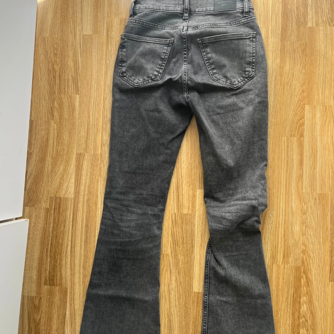 Grå bootcut jeans från Perfect Jeans - 1