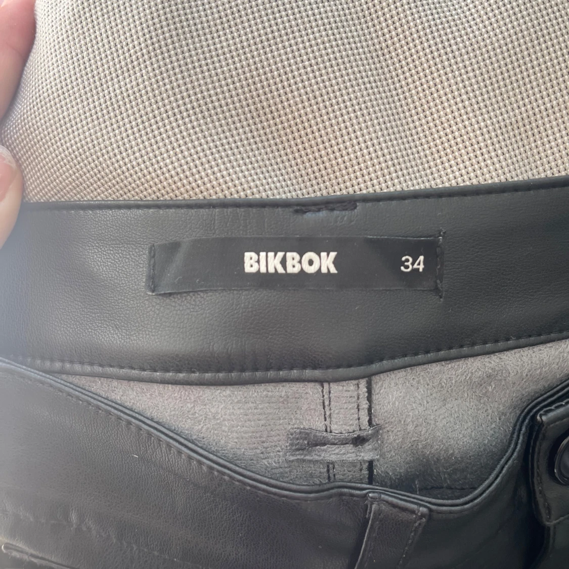 Svarta skinnbyxor från BikBok - 2