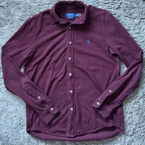 Ralph Lauren Skjorta  - Vinröd skjorta från Polo Ralph Lauren | En av mina favorit skjortor som jag säljer med en tår i ögat men behöver pengarna | Skick 8/10 | Nypris ~1800kr | Priset sitter inte i sten!